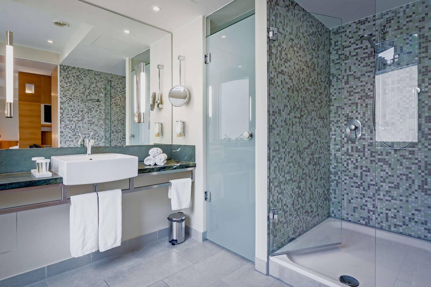 Lindner-Hotel-Berlin-Ku-damm--part-of-JdV-by-Hyatt-Room-46