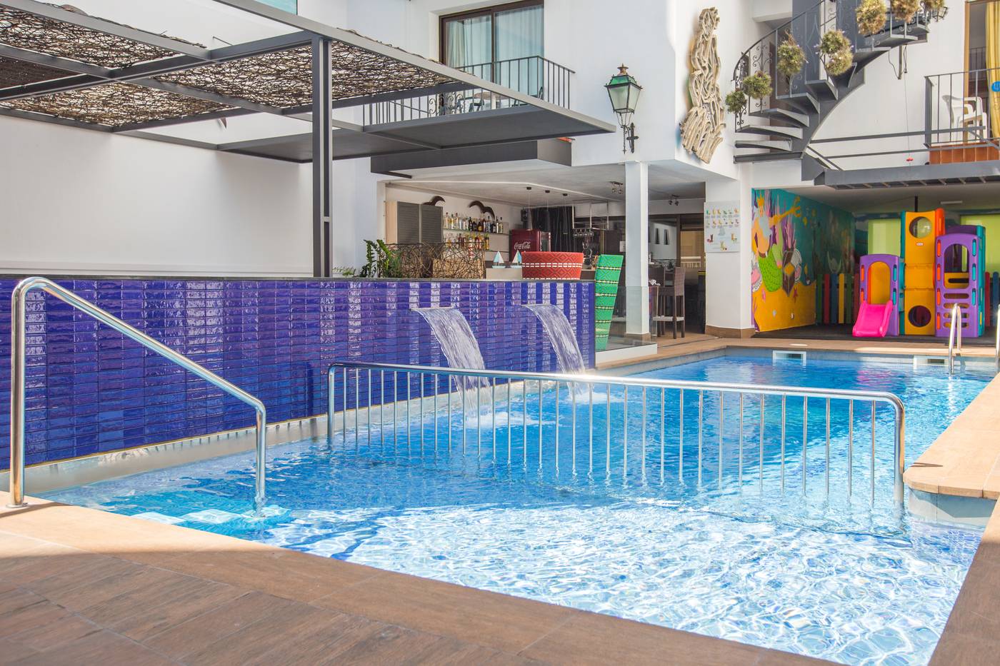 Apartamentos-Neptuno-Calella-Pool-54
