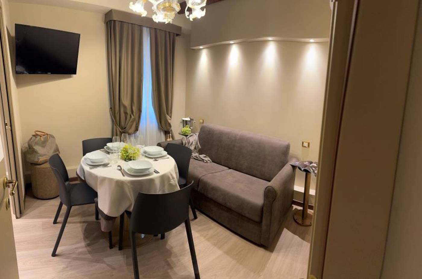 Ca--dell-Arte-Palace-Room-2