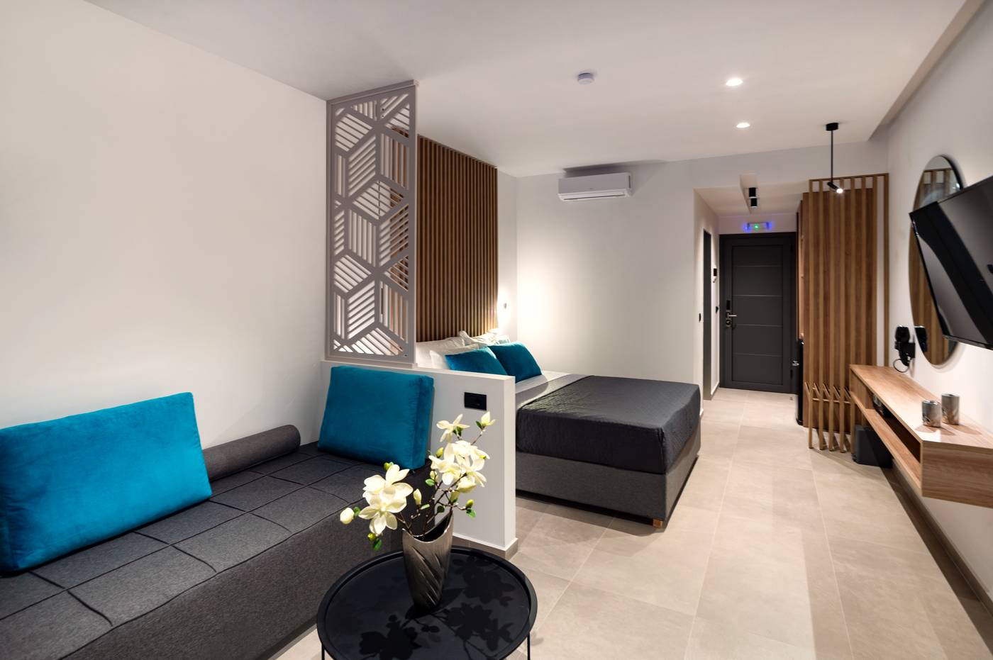 Zoes-Hotel-Room-43