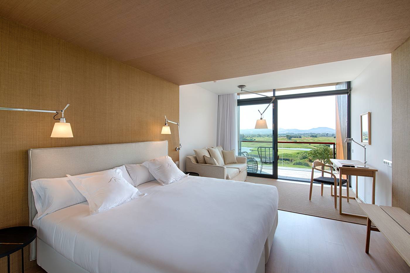Double-Tree-by-Hilton-Hotel-Emporda-Room-8