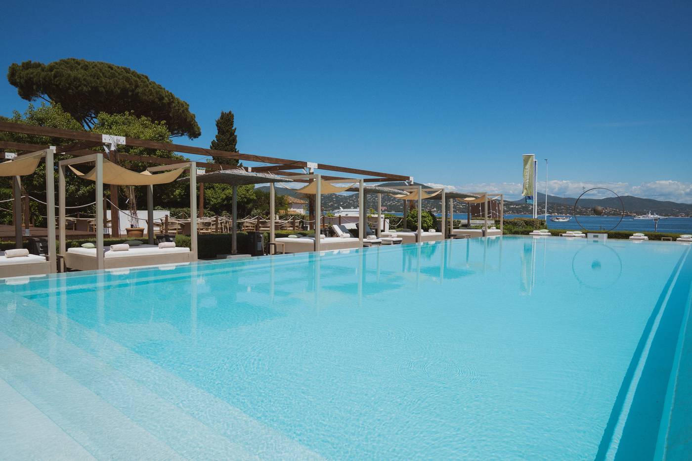 Kube-Hotel-St-Tropez-Pool-3
