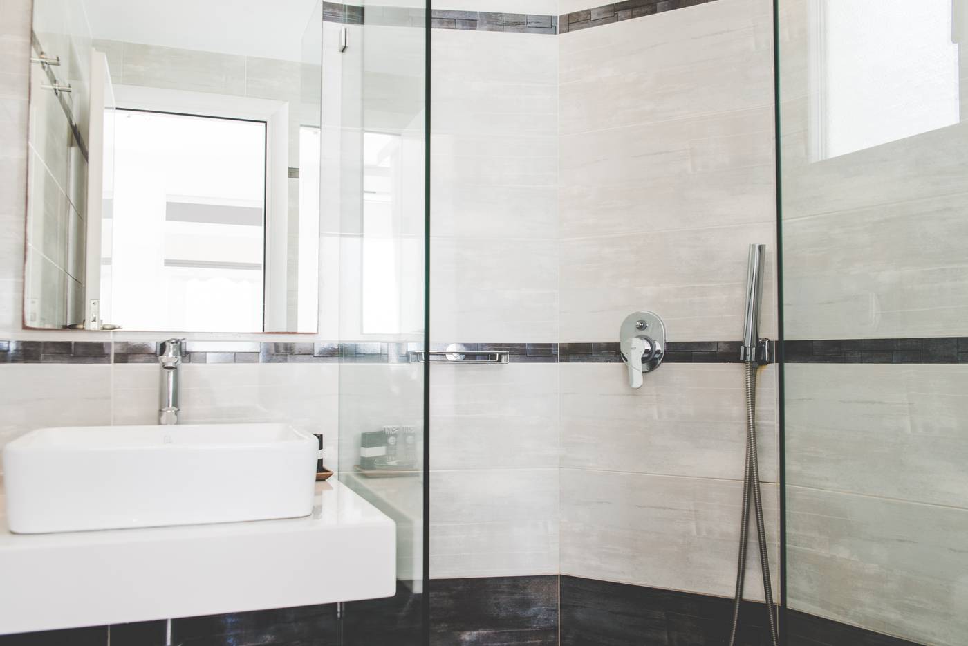 Super-Paradise-Hotel-Room-42