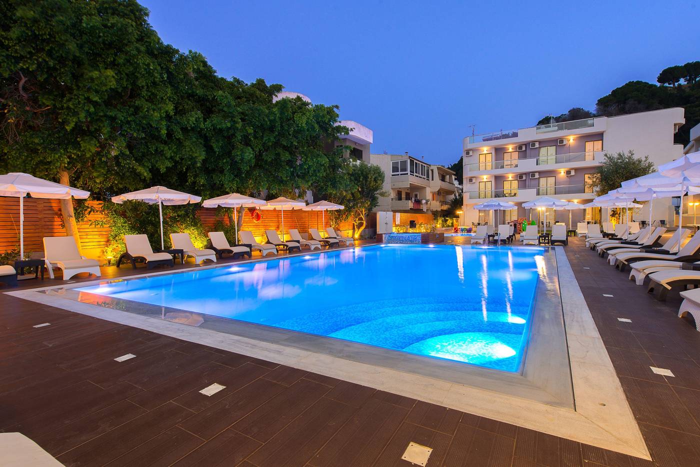 Sunny-Days-Apartments-Pool-2