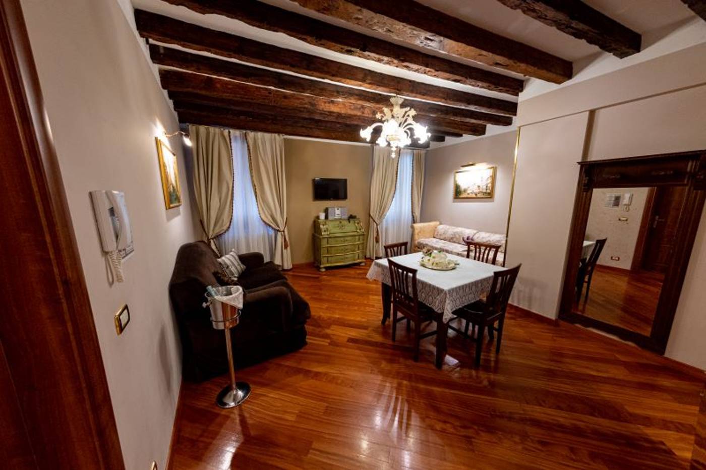 Ca--Dell-Arte-Suites-Room-17