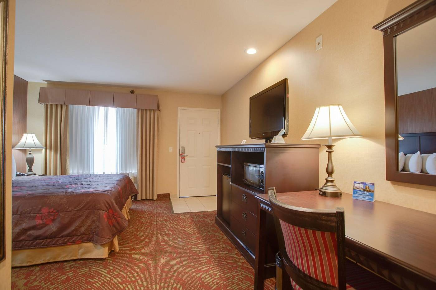 Castle-Inn-and-Suites-Room-17