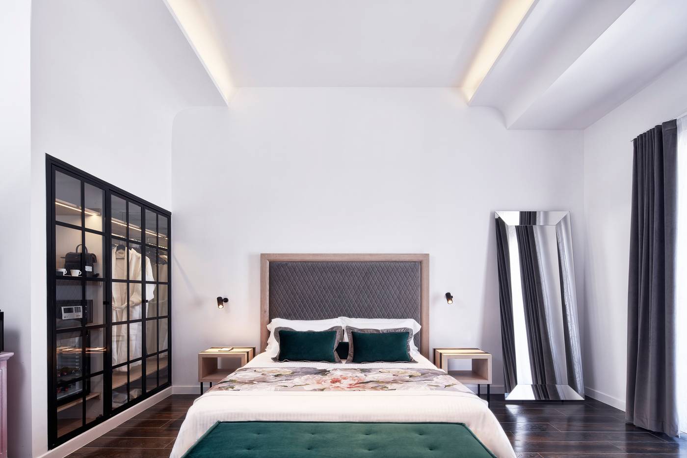 Katikies-Garden-Santorini---The-Leading-Hotels-Room-15