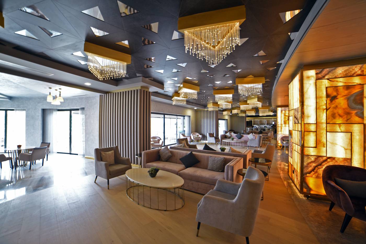 Royal-Wings-Hotel-Lobby-58