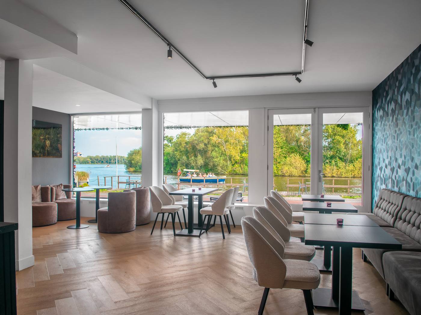 Amsterdam-Lake-Hotel-Lobby-13