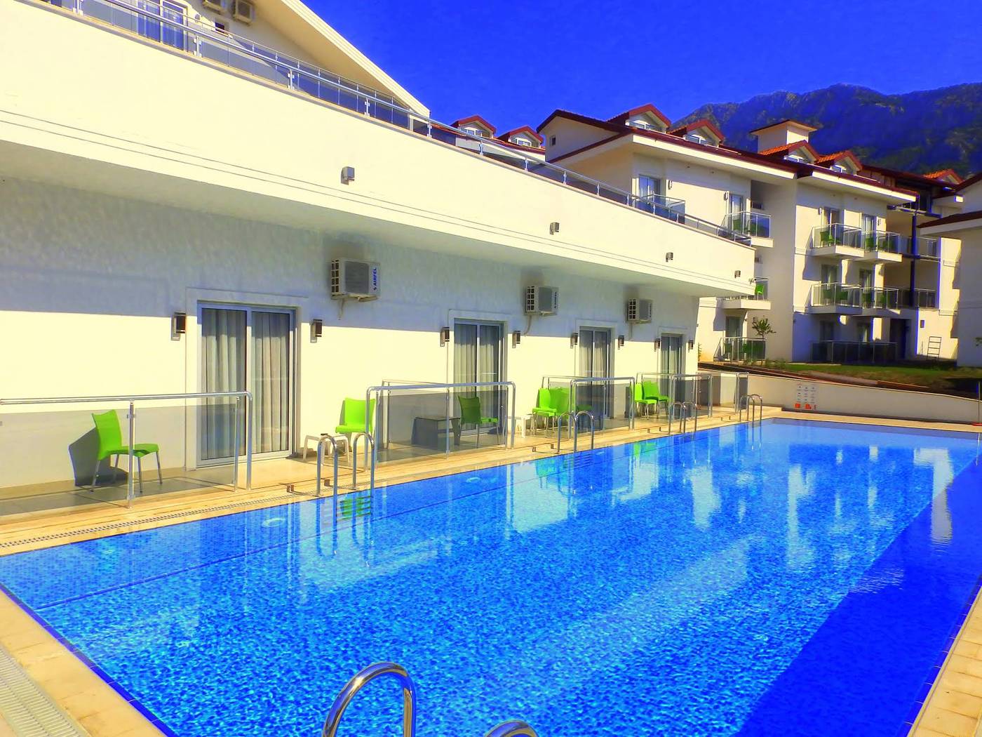 Sunshine-Holiday-Resort-Pool-8