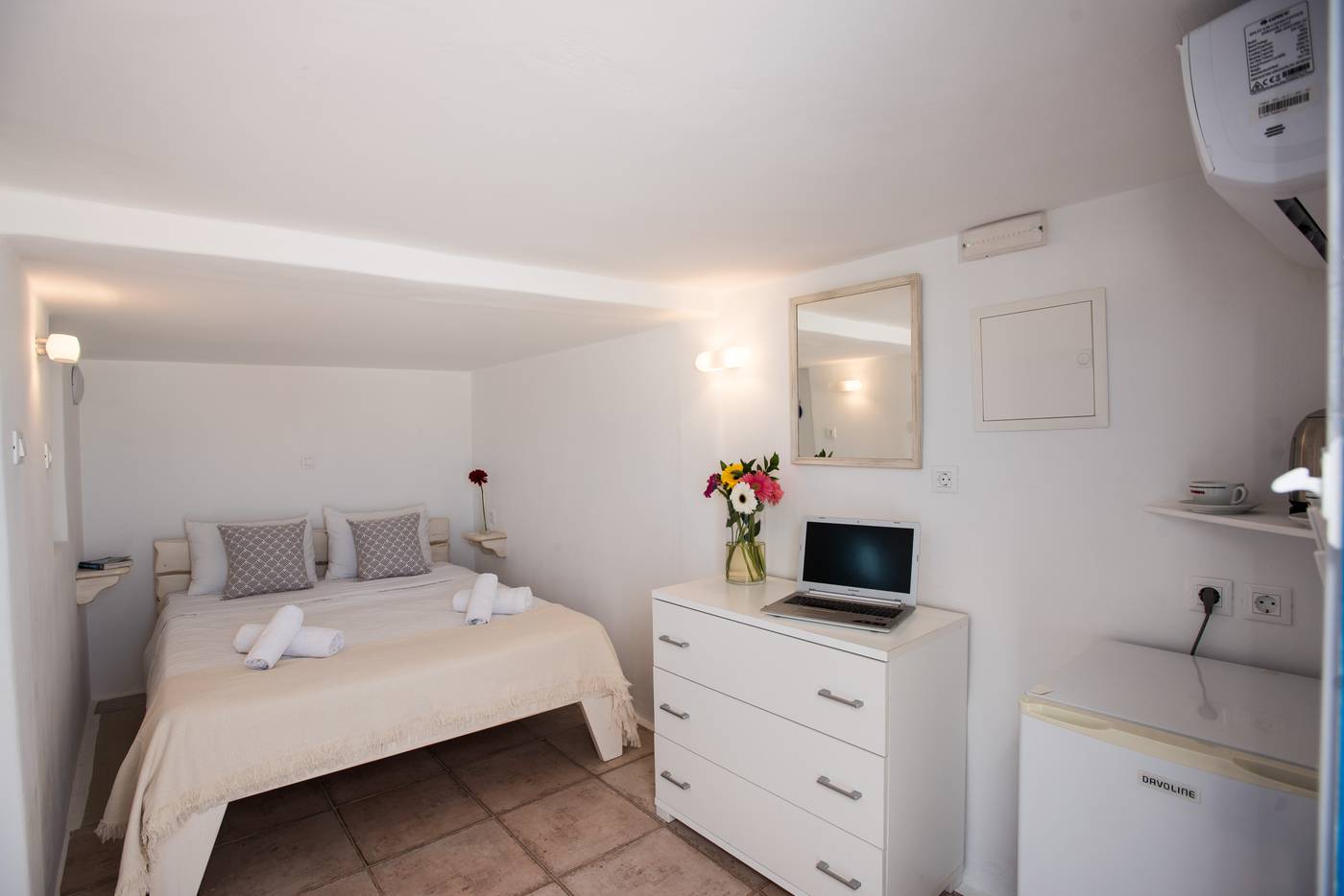 Eleanna-s-Suites-Mykonos-Room-10