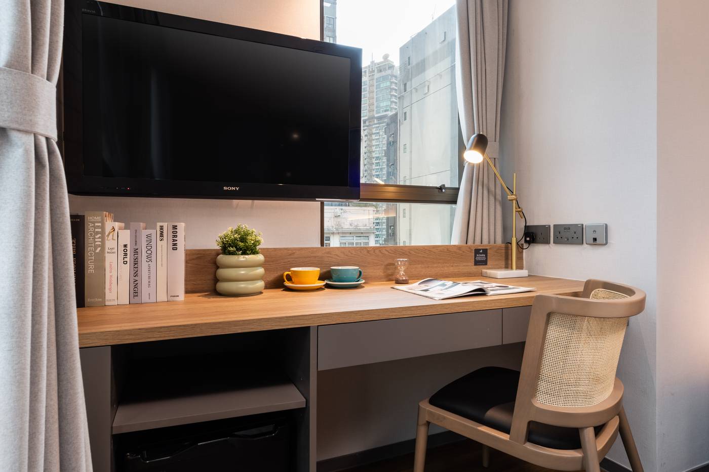 Dash-Living-on-Hollywood-Room-3