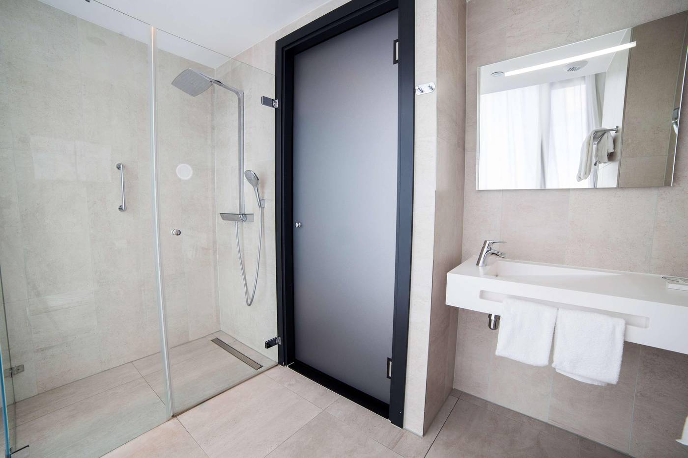 DoubleTree-by-Hilton-NDSM-Wharf-Room-64