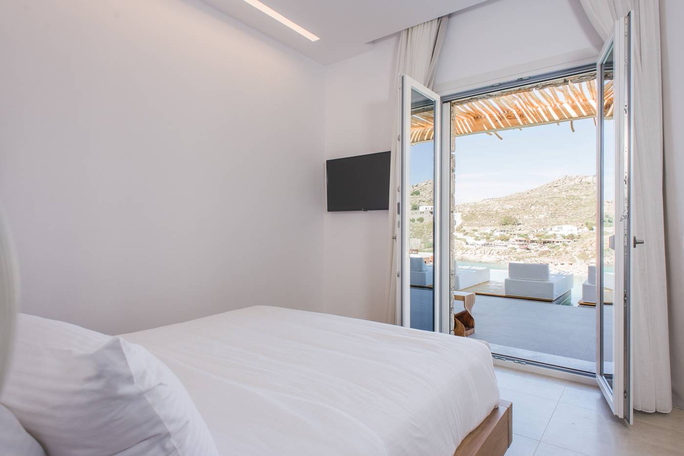 Super-Paradise-Hotel-Room-17