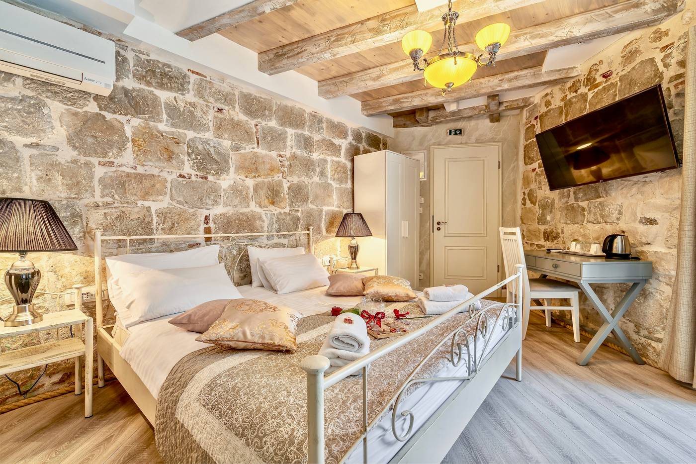 Historic-Plaza-Varos-Split-Room-11