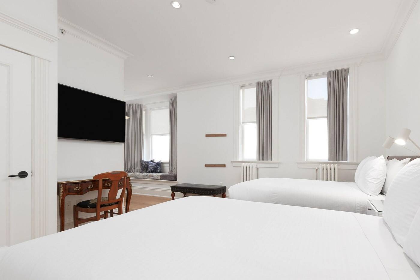 Victorian-Hotel-Vancouver-Room-37