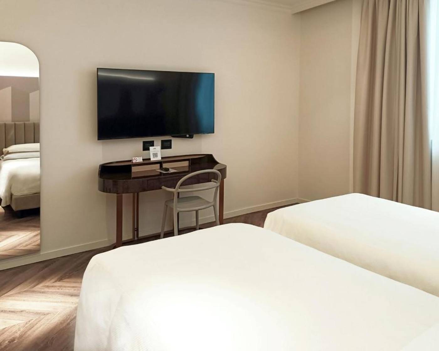 Royal-Garden-Hotel-Room-31