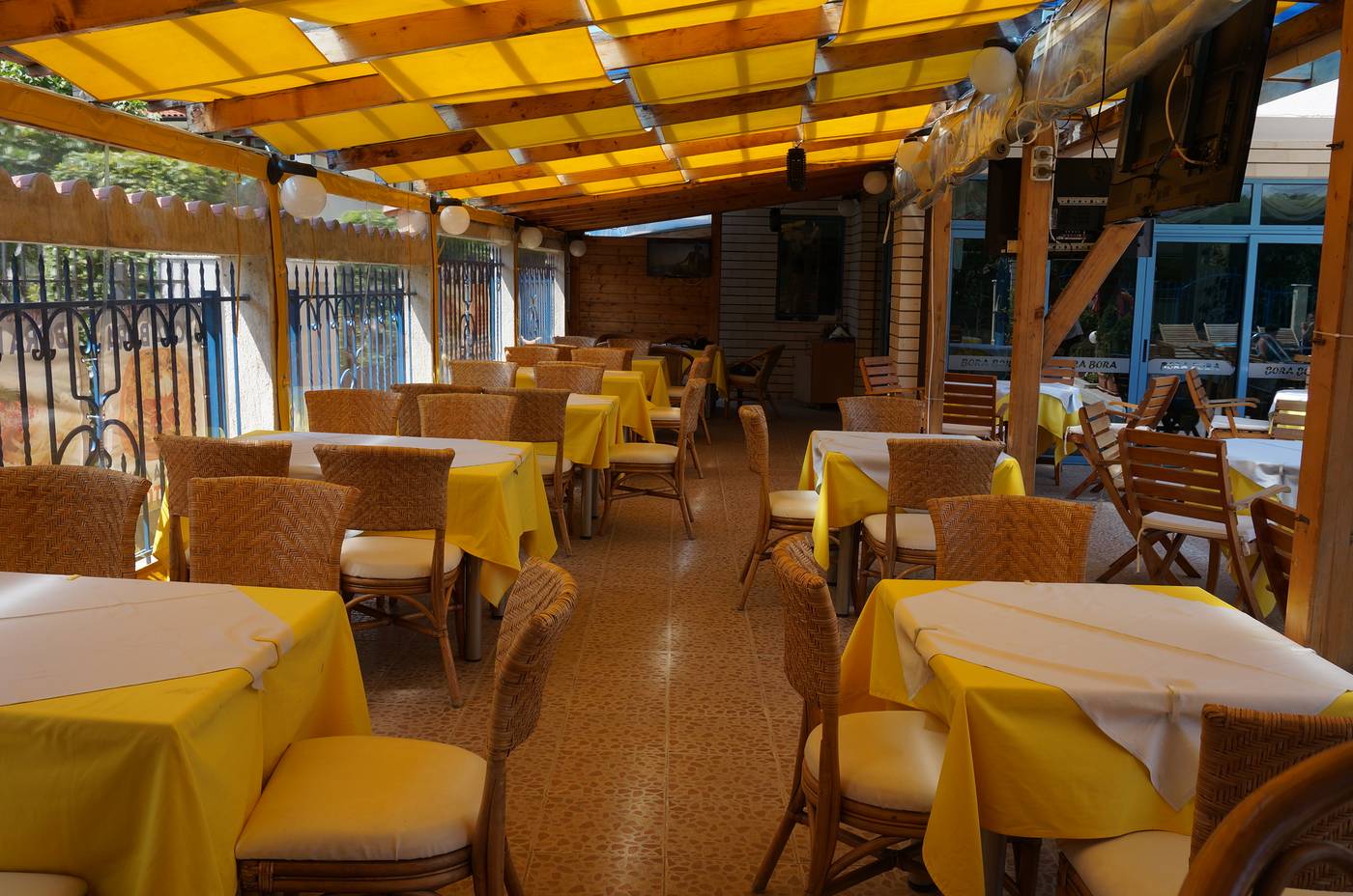 Bora-Bora-Restaurant-16