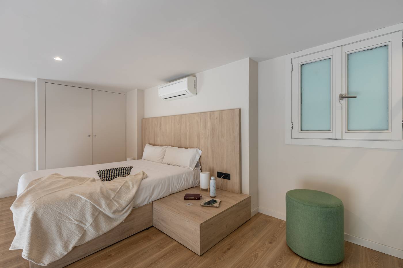 Room-Mate-Laura-Room-15