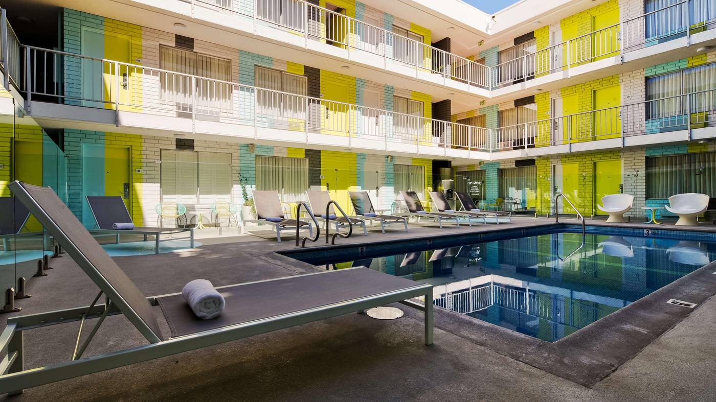 Best-Western-Plus-Hollywood-Hills-Pool-2