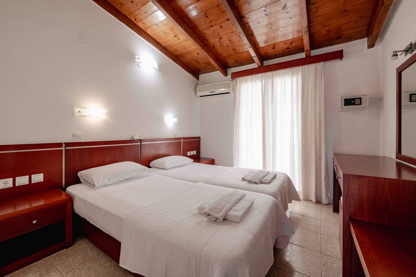 Canadian-Hotel-Room-26