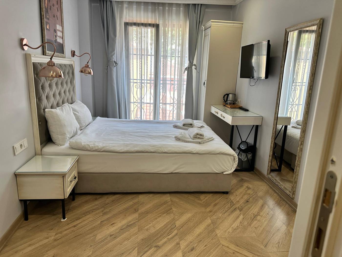 Good-Night-Hotel-Room-11