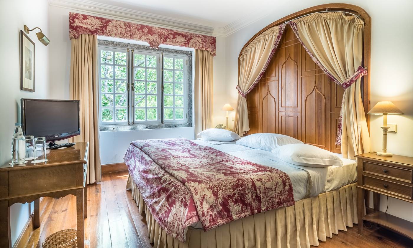 Lawrence-s-Hotel-Room-4