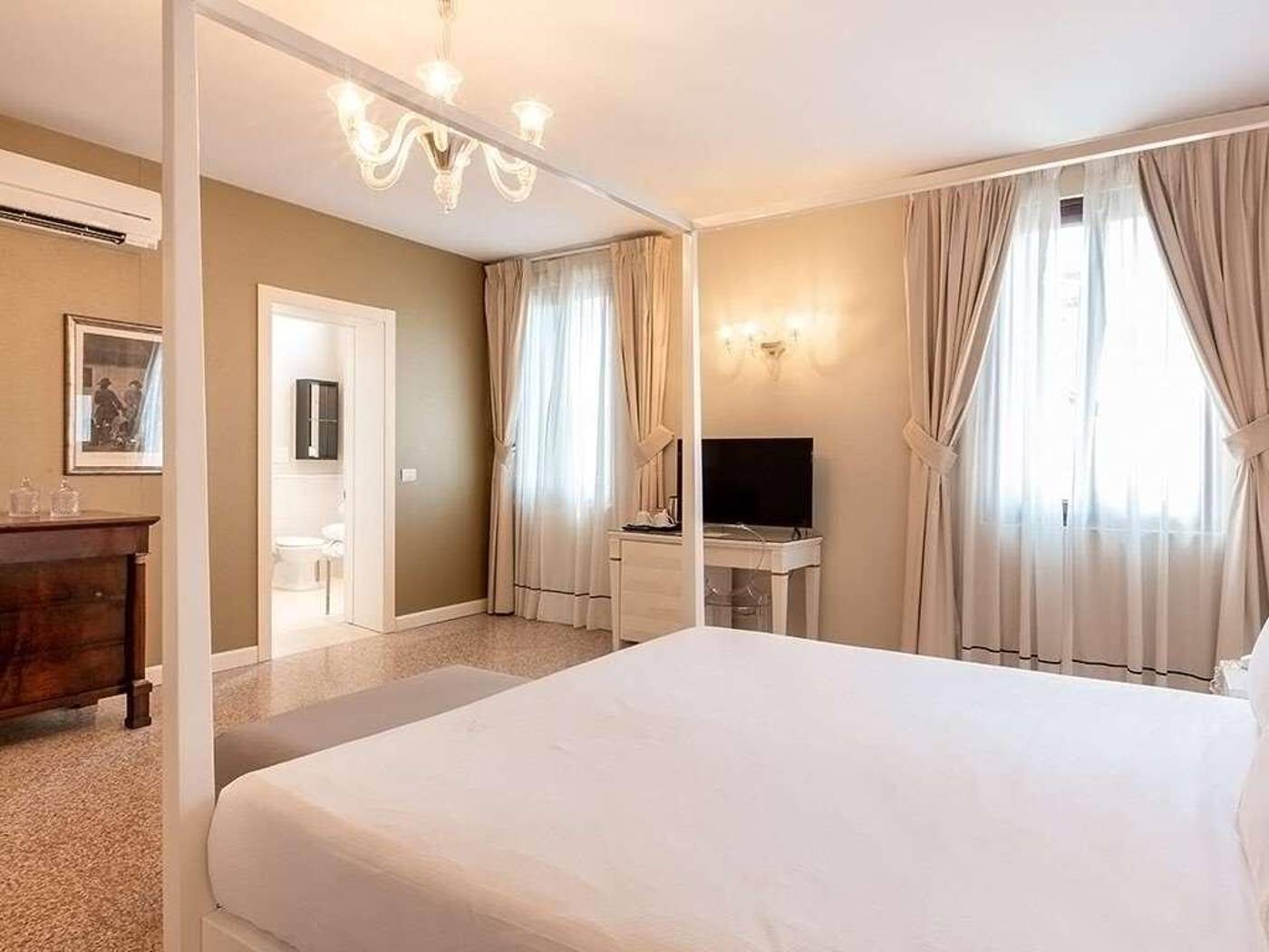 Sonder-Salute-Palace-Room-43