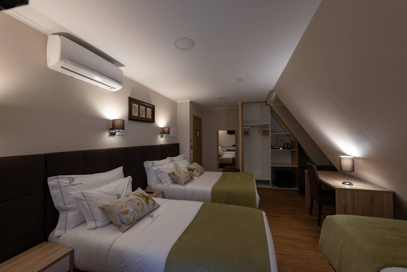 Dinya-Lisbon-Hotel---Lounge-Bar-Room-26