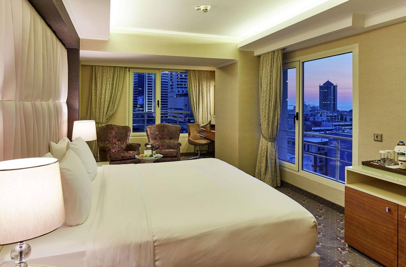 DoubleTree-By-Hilton-Izmir-Alsancak-Room-12