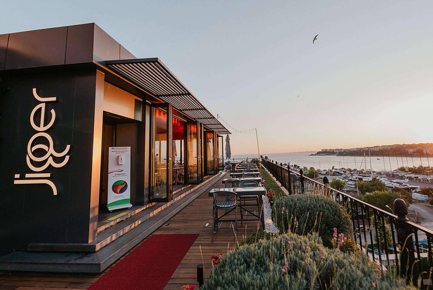 Wyndham-Grand-Istanbul-Kalamis-Marina-Hotel-Bar-11