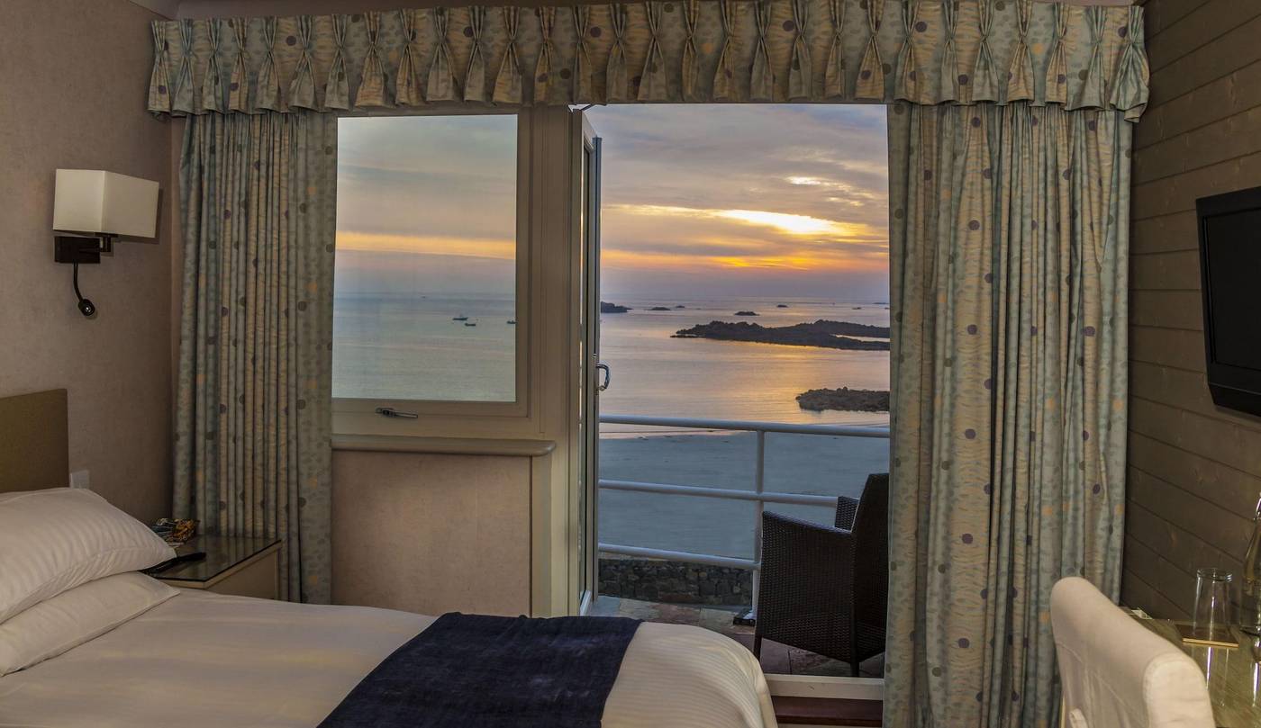 Cobo-Bay-Hotel-Room-16
