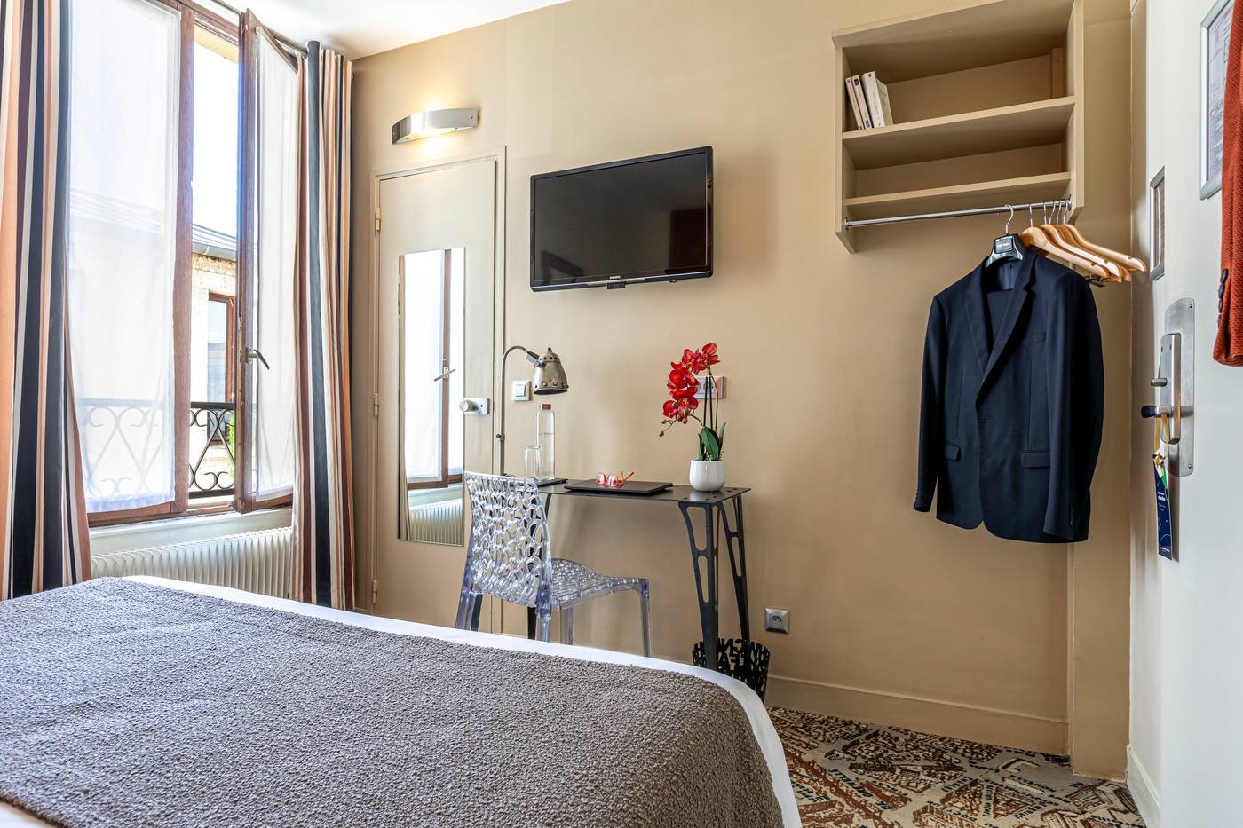 Hotel-Alpha-Paris-Eiffel-by-Patrick-Hayat-Room-4