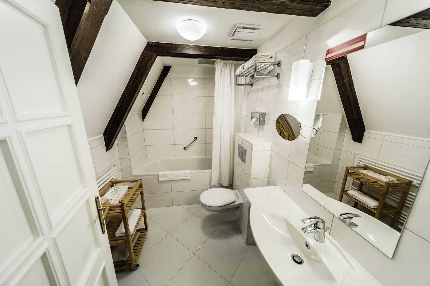 Archibald-at-the-Charles-Bridge-Room-32