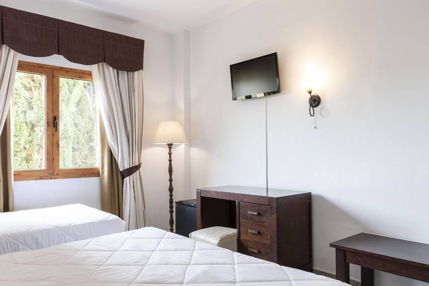 Hotel-Plaza-del-Castillo-Room-27