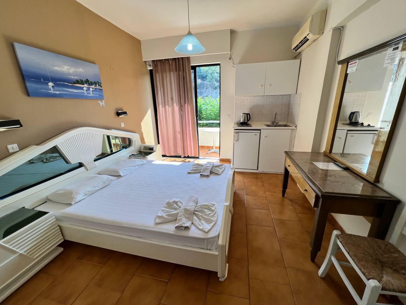 Golden-Days-Aparthotel-Room-12