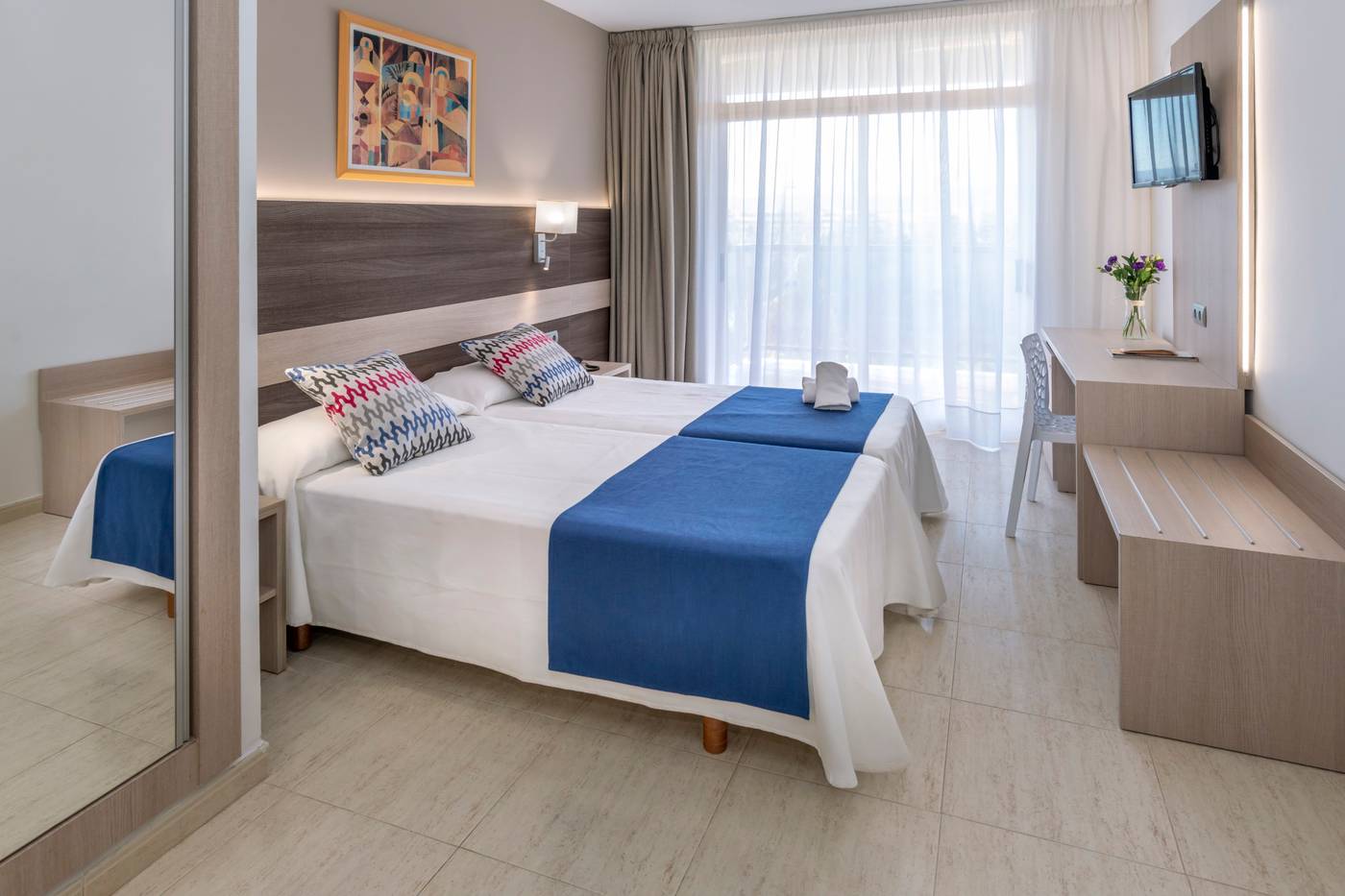 4R-Gran-Regina-Hotel-Room-14