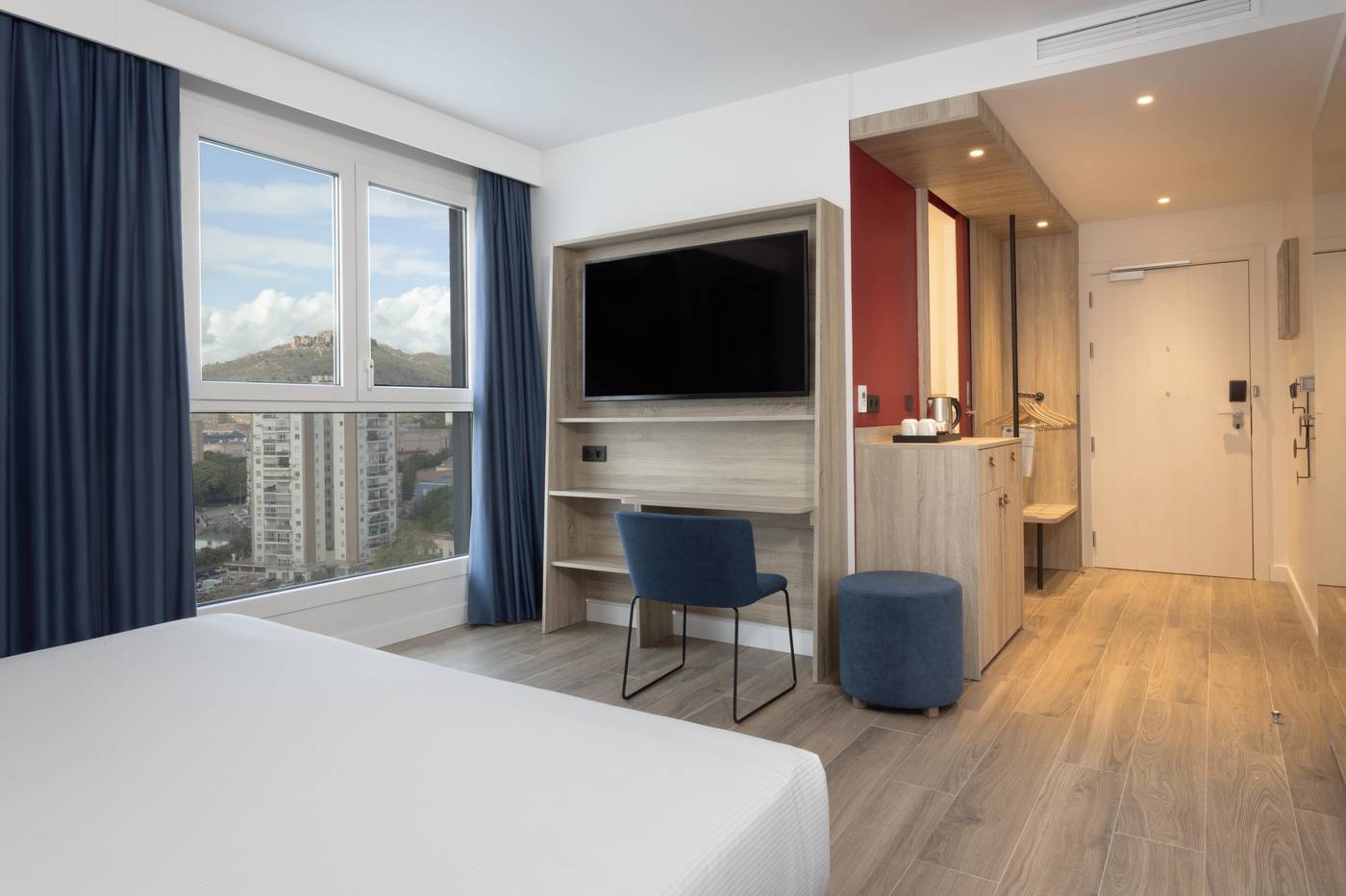 Hampton-By-Hilton-Malaga-Martiricos-Room-15