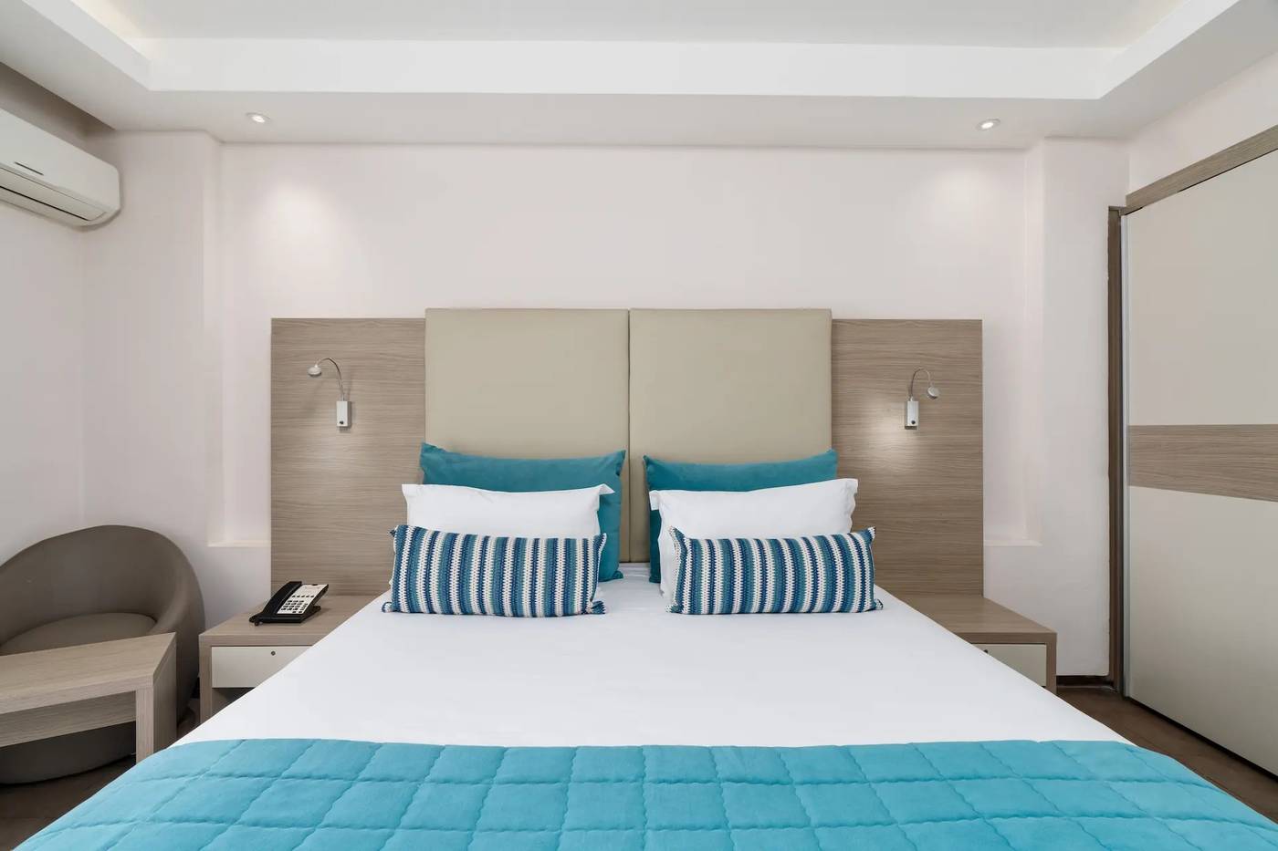 Atlas-Amadil-Beach-Aqua-Sun-Room-30