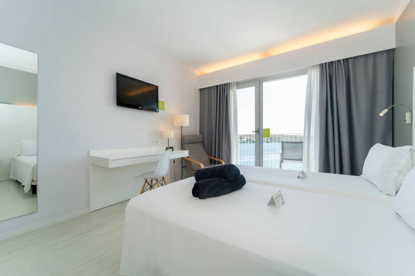 Artiem-Carlos-III-Room-19