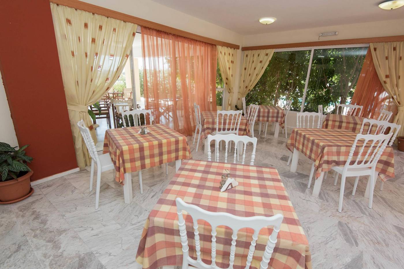 Leonidas-Hotel-And-Studios-Restaurant-44