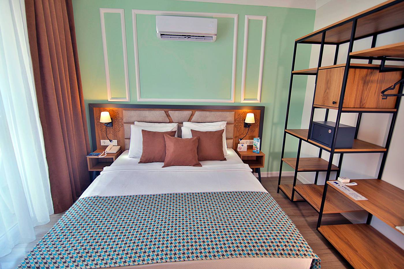 Big-Blue-Suite-Hotel-Room-31