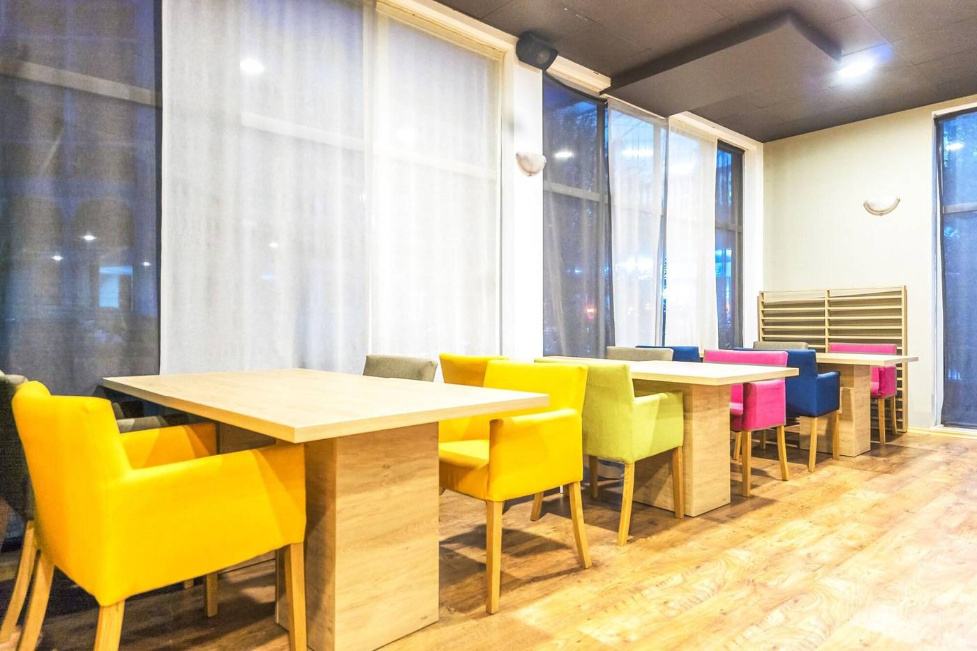 Persey-Admiral-Plaza-Apartments-Restaurant-24