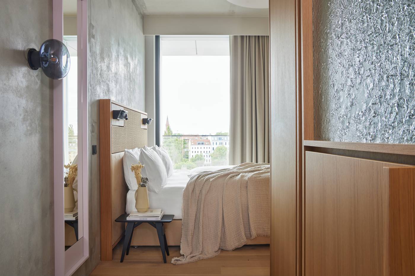 Locke-at-East-Side-Gallery--Friedrichshain-Room-28