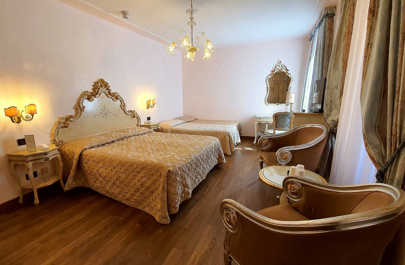 Carlton-on-the-Grand-Canal-Room-17