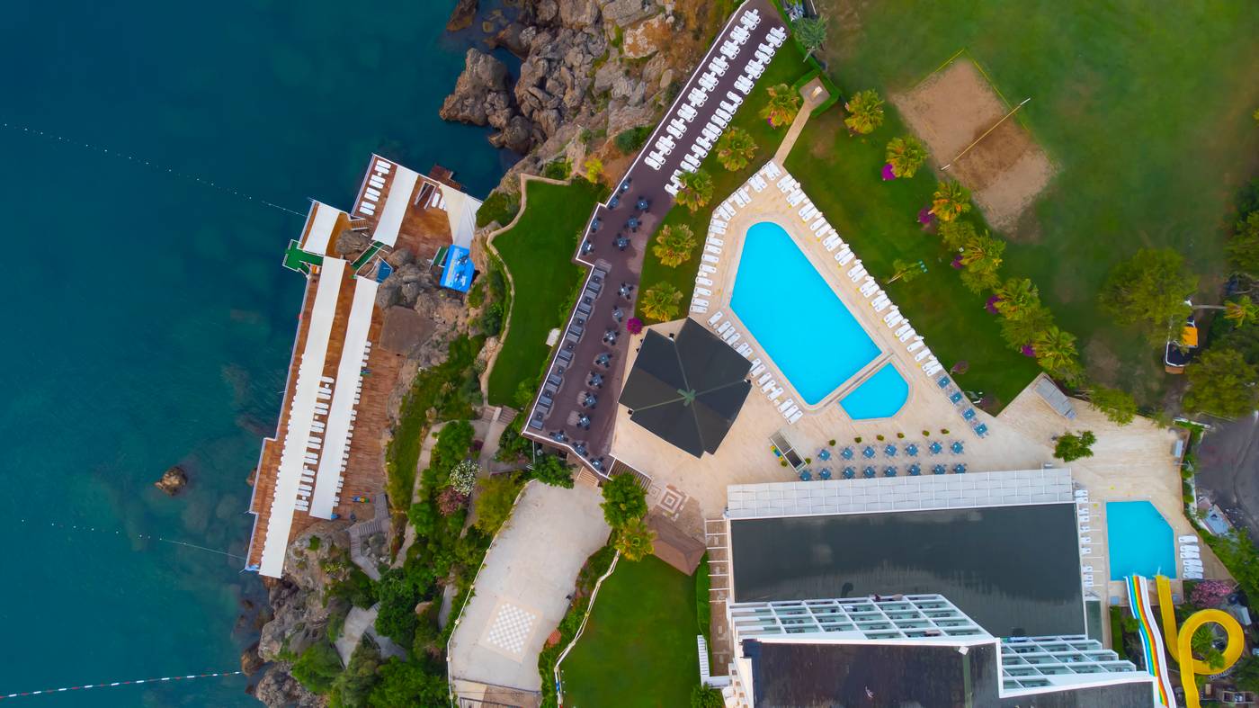 Falcon-Hotel-Pool-12