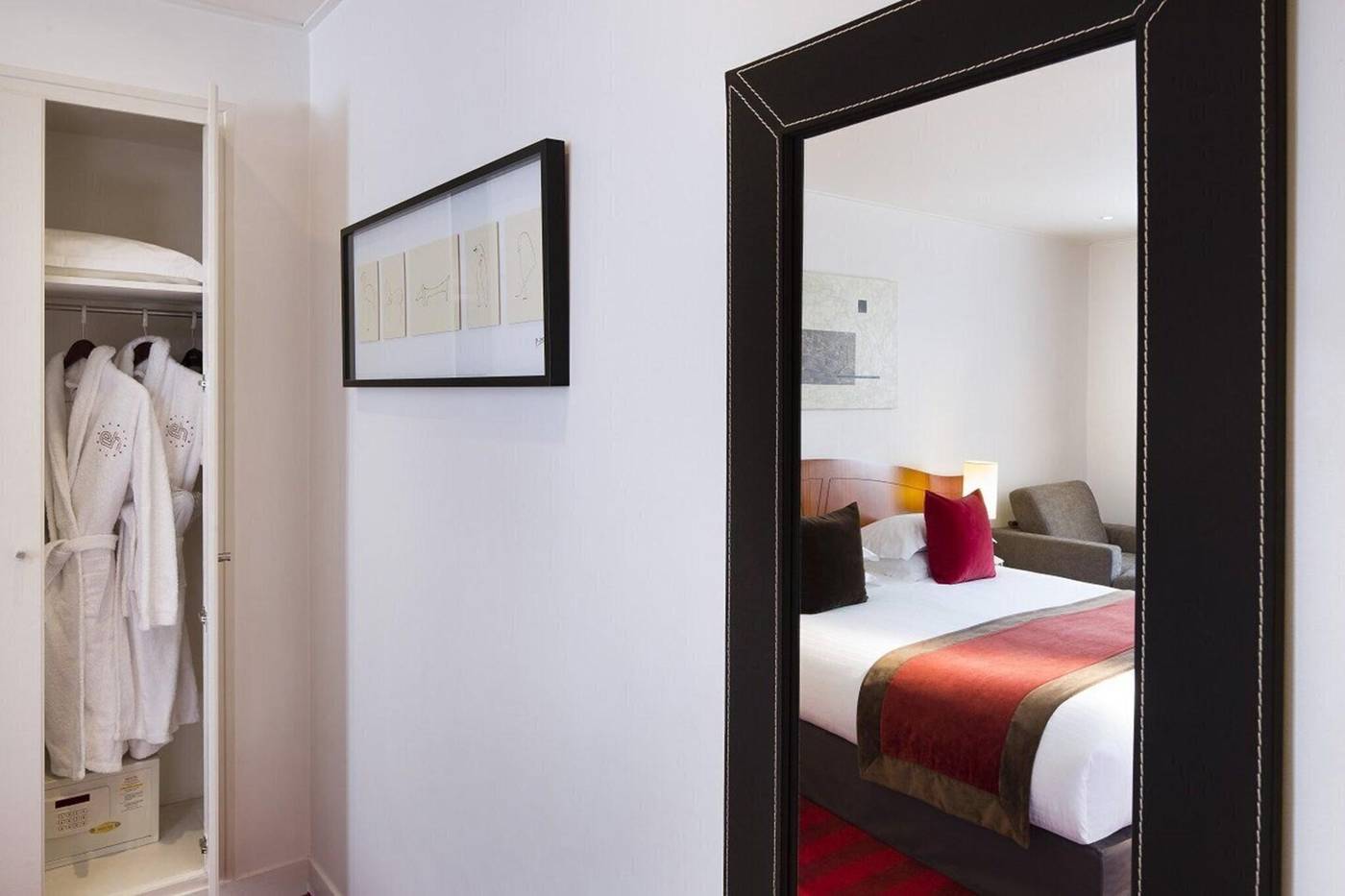 Europe-Tour-Eiffel-General-view-30