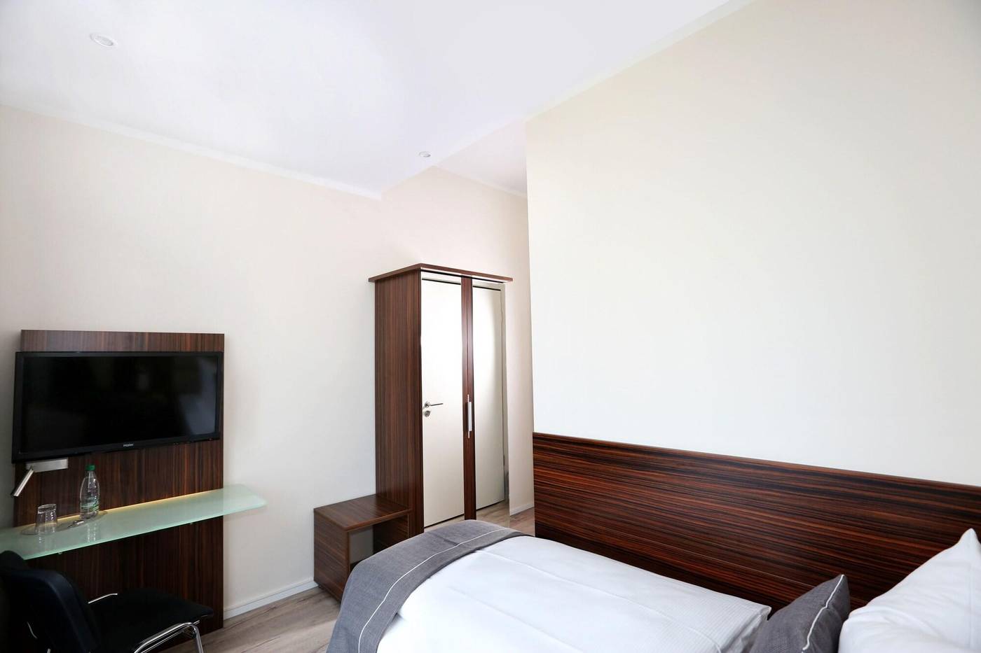 H24-Hoteltow-Room-22