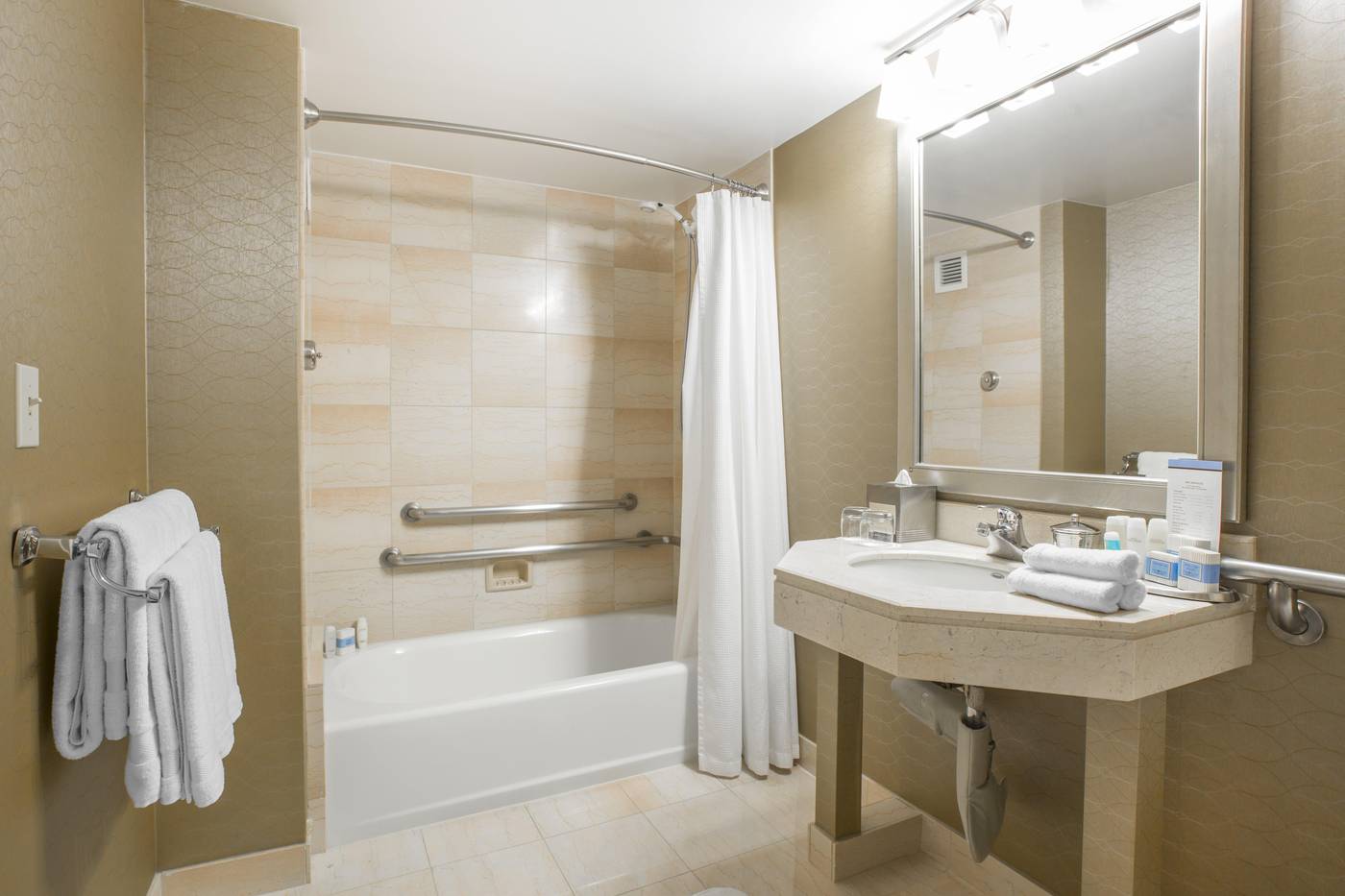 Omni-Los-Angeles-Hotel-at-California-Plaza-Room-44