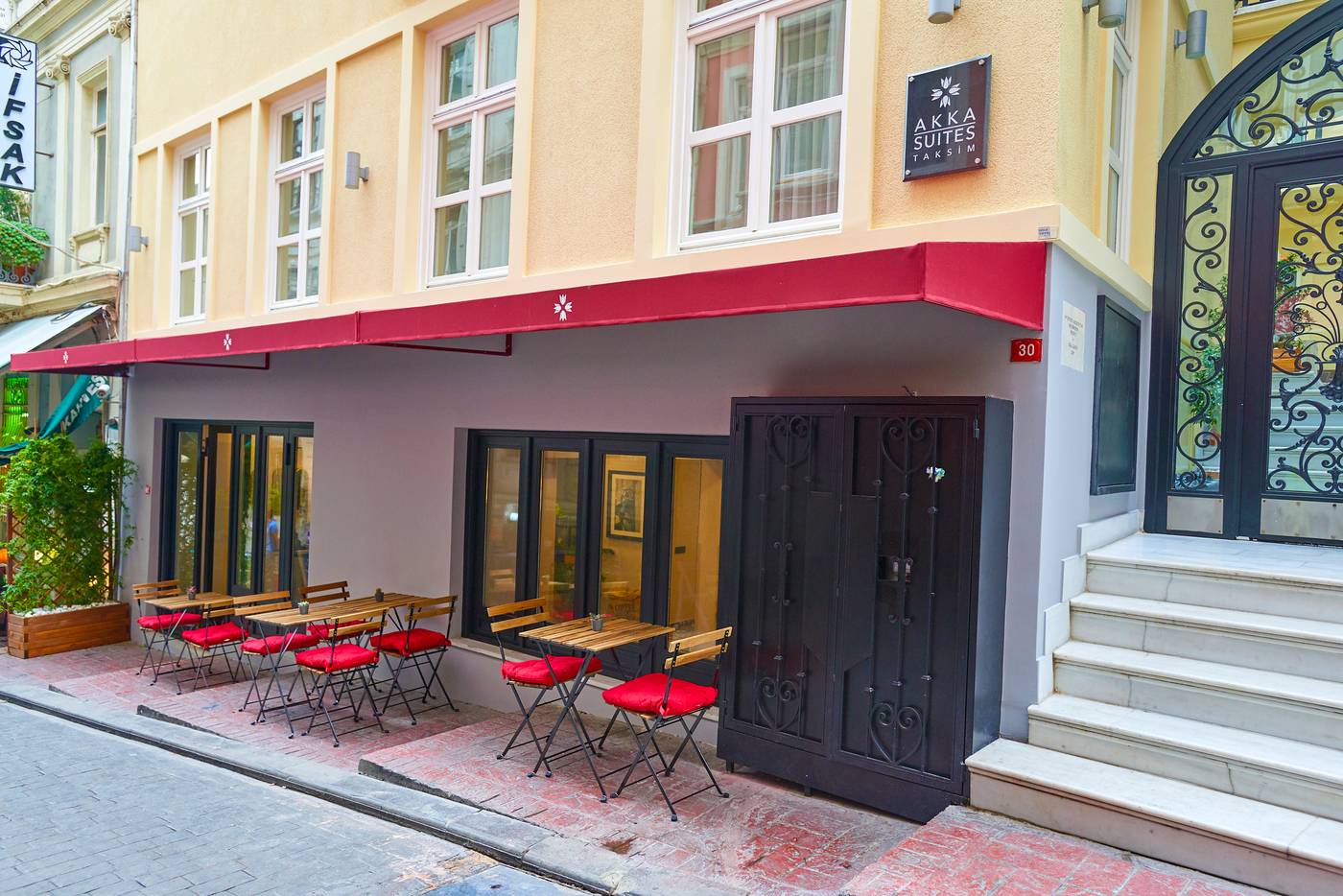 Akka-Hotel-Suites-Restaurant-4